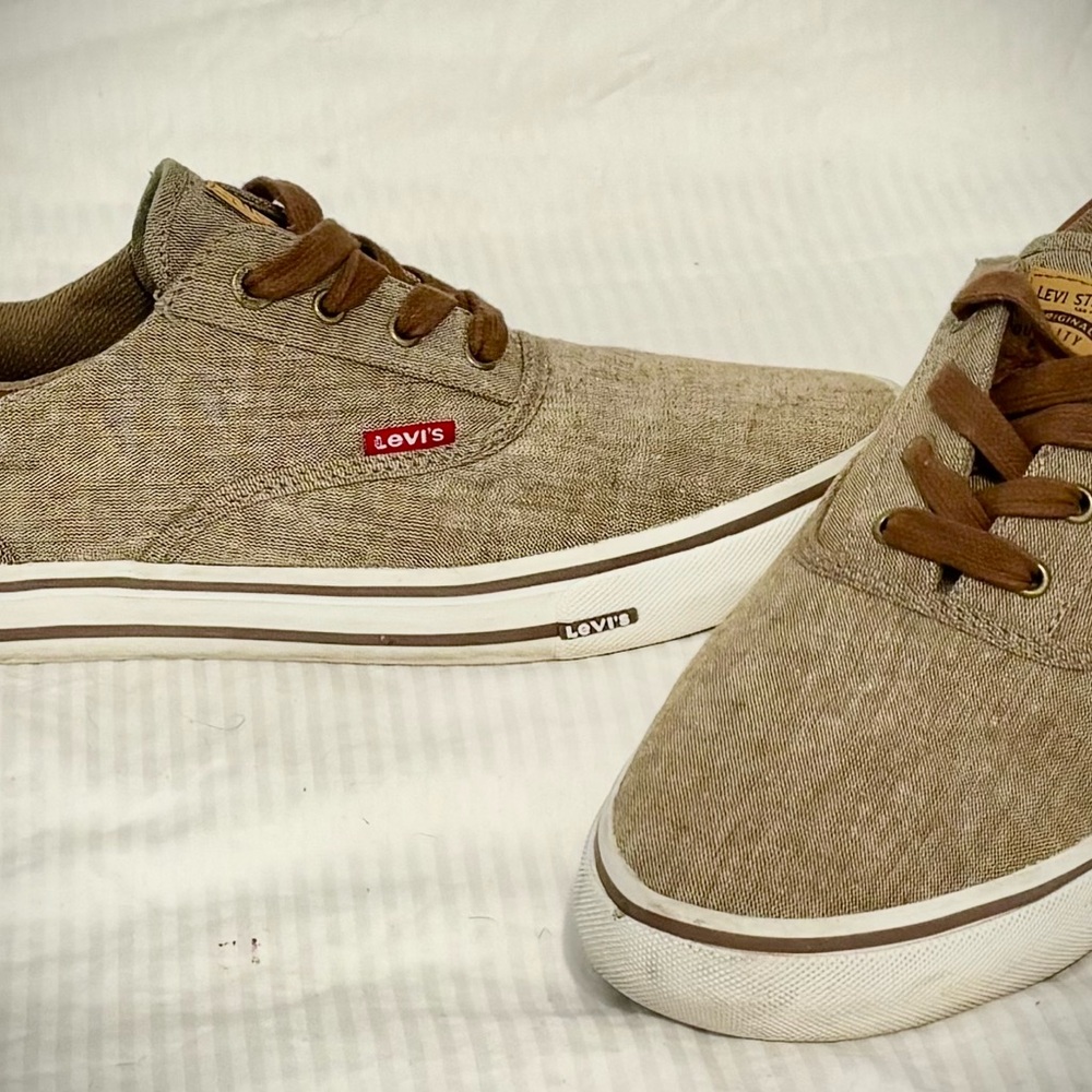Levi’s Men’s Lightweight Canvas Sneakers